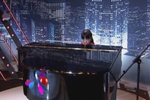 小歌手王汉婷学习爱好两不误 现场演奏钢琴