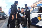 内蒙古一考生考前摔伤 坐警车赴高考考场