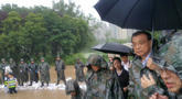 李克强冒大雨赴武汉长江干堤 现场指挥救灾