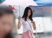 穿着吊带的连衣裙，勾勒出曼妙的身姿，非常的美丽动人