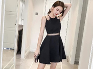 户外小姐姐一身褛空短裙，黑色丝袜下的纹身你喜欢看吗?