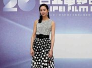 这女人真实迷死人不偿命!穿修身连衣裙身材美到爆!男人全流口水