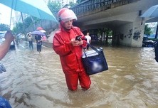 外卖小哥暴雨送餐 迟到被骂三分钟