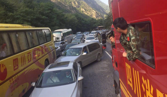 地震现场司机插队大量游客涌出 救援车辆堵路上