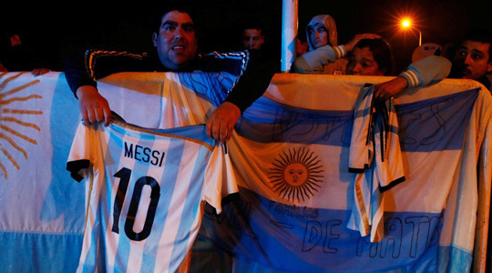 阿根廷雨夜回国气氛凄凉 球迷挽留梅西