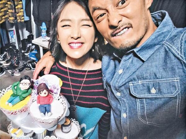 秀恩爱!余文乐帮周冬雨向冯小刚讨角色