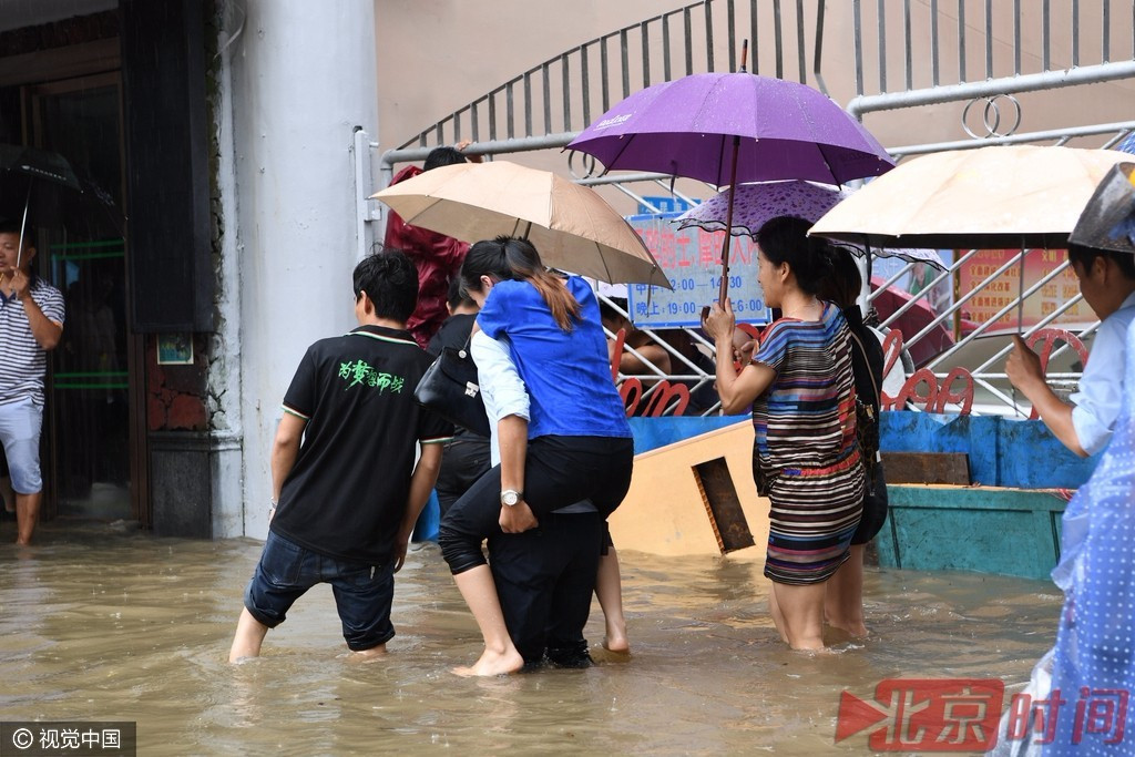 台风电母携暴雨袭海口 汽车熄火民众捞鱼