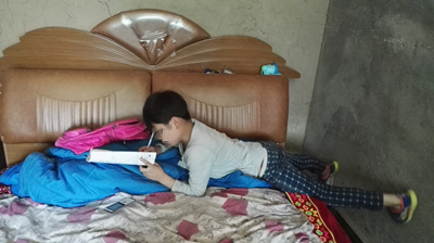 8岁男童地铁乞讨调查:哥哥求妈“别让他跪着”