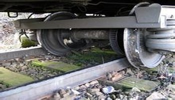 脱轨-车轮对在列车运行时离开钢轨的现象