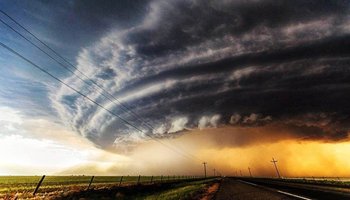 超级雷雨胞作为一种强对流胞,极易导致龙卷风的形成.