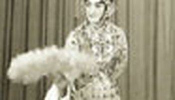 次年便聘请朱桂芳,李凌枫等多位名师来家授艺,不仅学京昆文戏,亦学