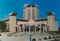 新馆概览 陕西省图书馆新馆位于西安市南郊,在城市主干道长安路和