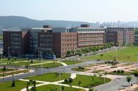 由原计算机科学系和原教育技术系合并而成,位于辽宁师范大学西山校区