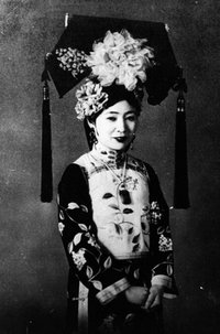 1912年,六岁的显玗更名川岛芳子,随养父川岛浪速前往日本,进入松本
