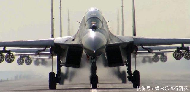 歼16战机上演大象漫步,总载弹量或超百吨,够