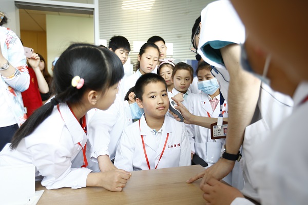 小学生变身\＂见习小医生\＂ 体验医生是怎么炼成的