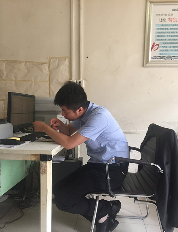 不在4S店修车被收公估费 工作人员:市场都这样的