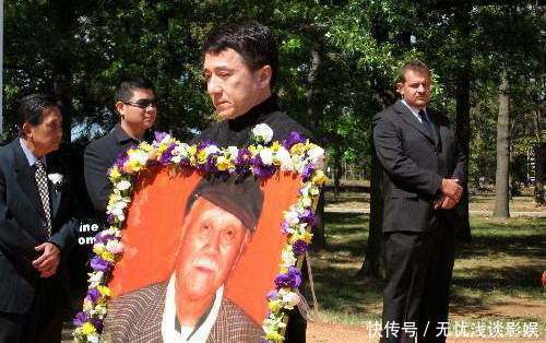 原来成龙的父亲背景这么不简单,真名背后有这