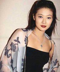 嫁入豪门不成反遭抛弃的女星，她被成龙玩弄，有的生下孩子自杀