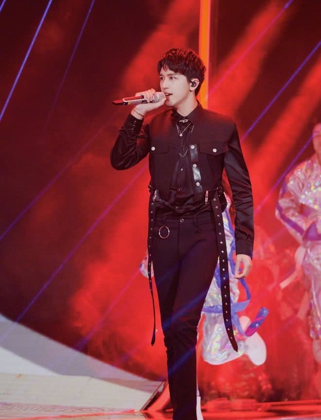 湖南卫视《五四青年晚会》谁更惊艳?杨紫甜美