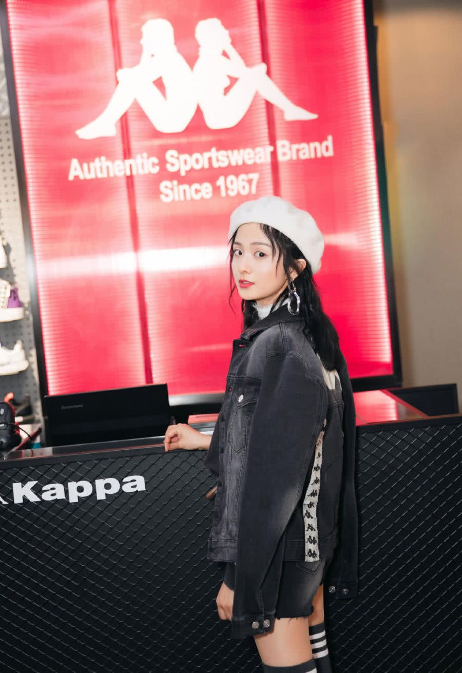 《新流星花园》女配,戴着贝雷帽,穿超短裤长筒