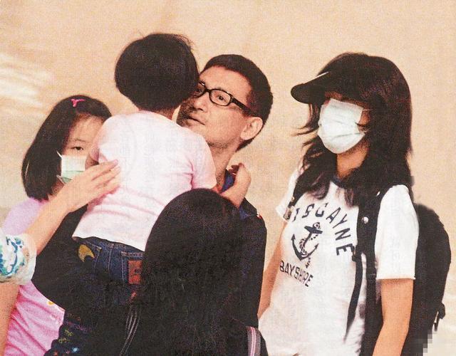 55岁张学友全家近照,妻子依旧年轻貌美,16岁女