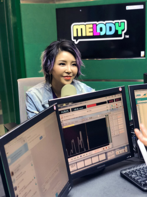 OST女王崔子格马来西亚宣传新专辑 绕口令难倒电台主持
