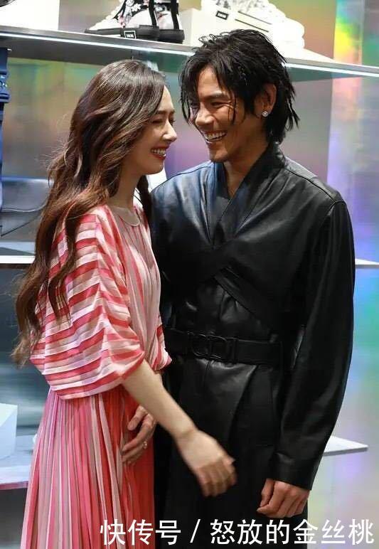 郭碧婷索吻向佐,桃红色条纹套裙彰显好气色,向