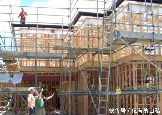 丈夫瘫痪在床,打工妻子常年不回家,婆婆偷偷找过去看见愣了