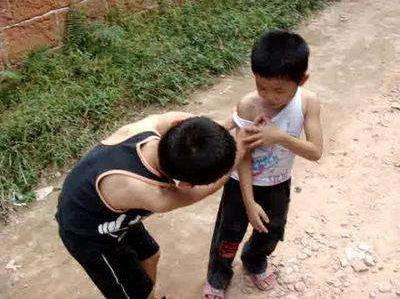 三岁宝宝频繁打人,妈妈的做法引起众愤,狼狈结