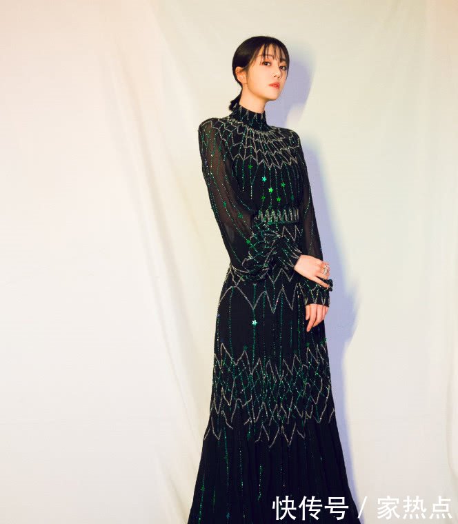 李溪芮解约后首次碰上杨幂,穿灯串裙闪亮登场