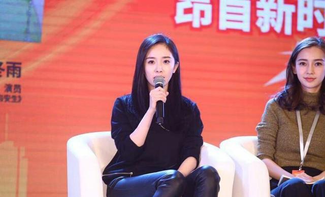 杨幂毛衣搭配皮裤脚踏粉色运动鞋,年轻有活力