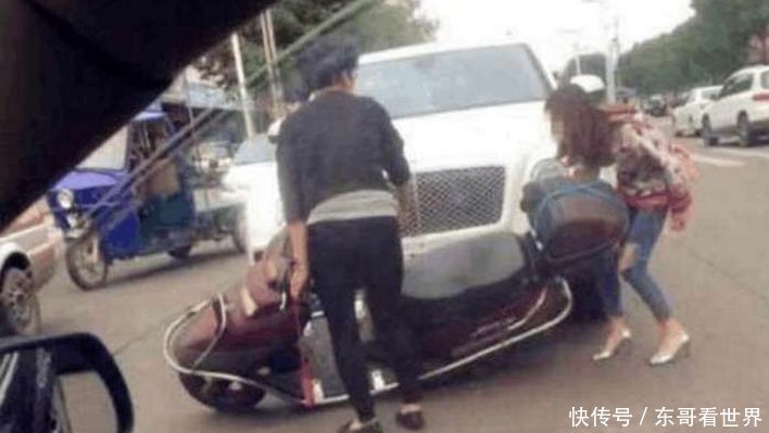 男子骑电动车与豪车相撞,男子悔恨不已,结果看到司机的鞋子乐了