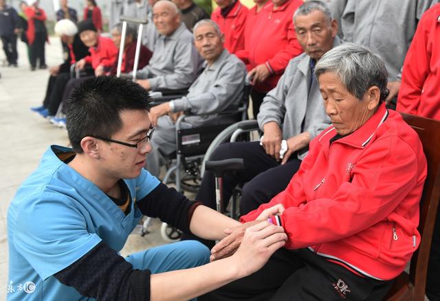 51岁职工能不能一次性买断15年社保然后退休