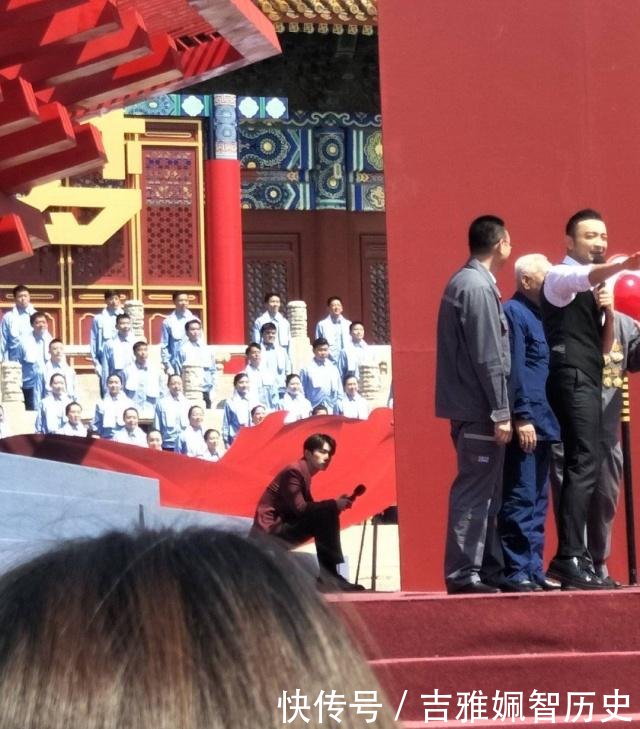易烊千玺的新照片,真是弱小可怜又调弄,表情无助龅牙怎么粉丝包图片