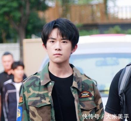 易烊千玺近六千元鞋子被踩脏,随后下意识说出