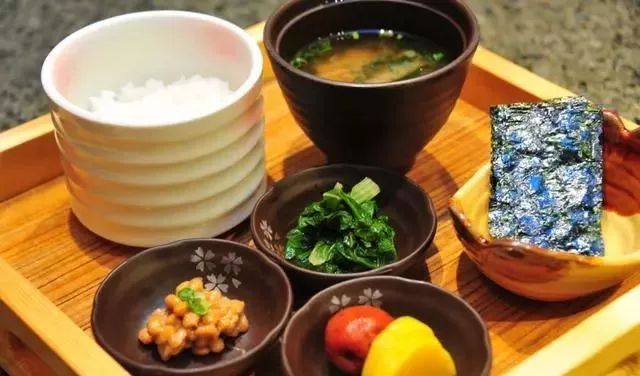 大家发现没,日本街头没有卖早餐的!