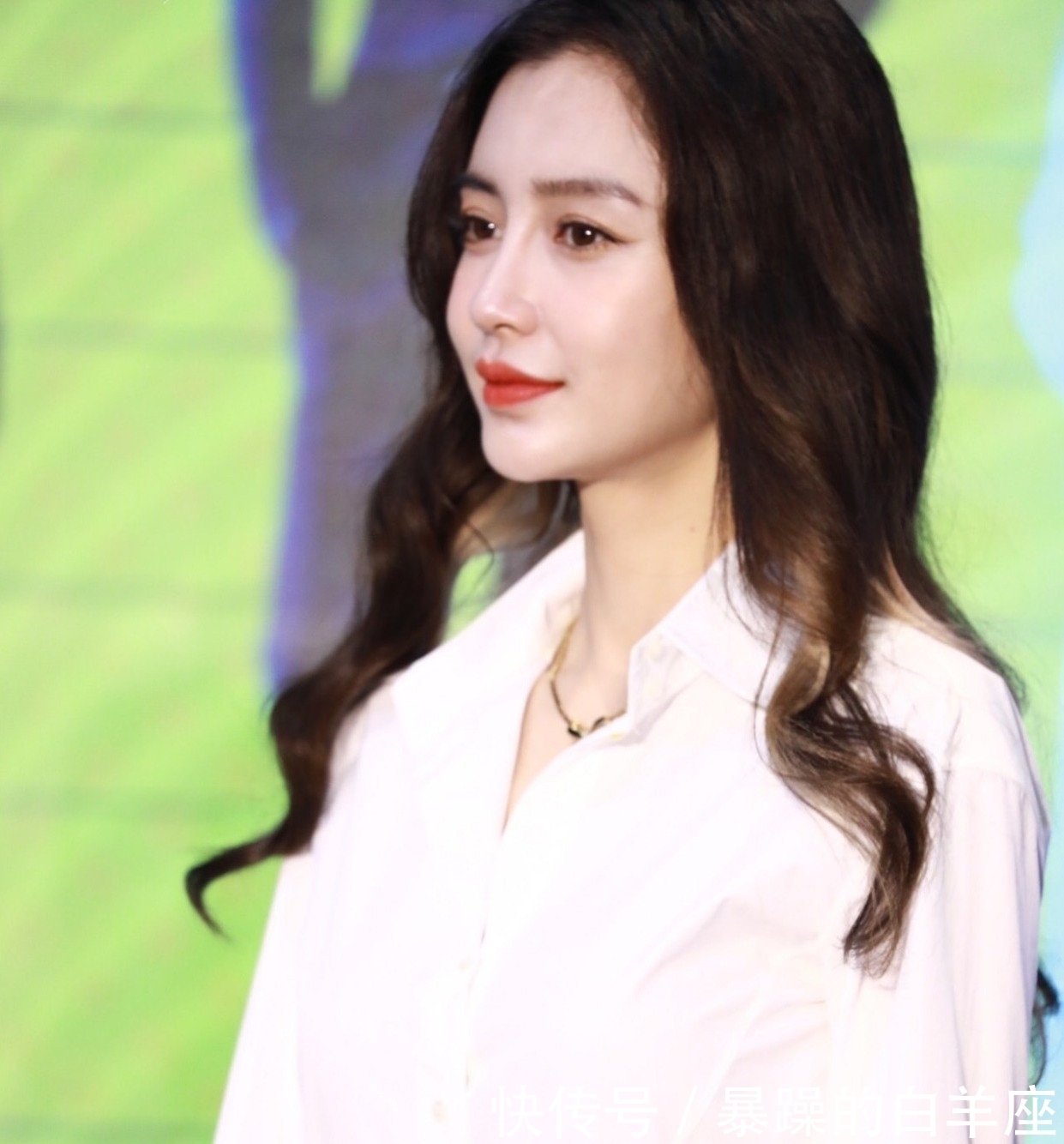 angelababy现身跑男发布会白衬衫化身为礼服裙好会穿