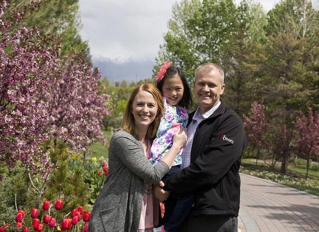 美国人热衷领养中国孩子,不乏美国名人,实在是