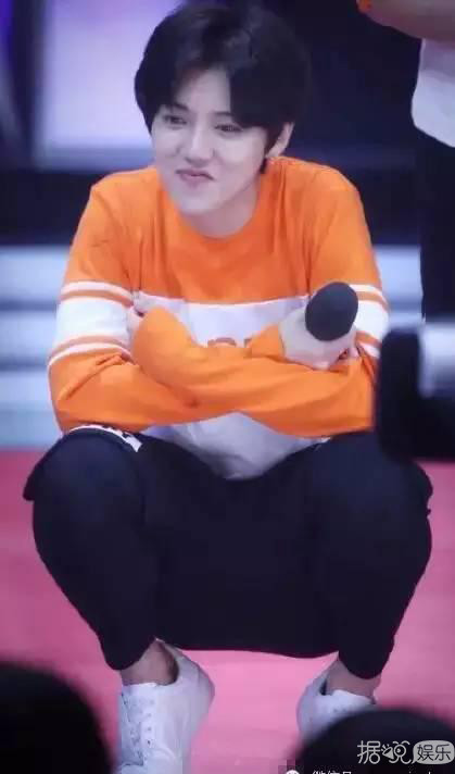 鹿晗为什么总喜欢合影垫脚呢?因为他是C罗的