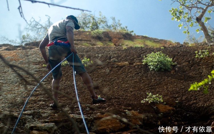 男子在深山靠着石头睡着了，醒来后听见石头发出像女孩一样的哭声