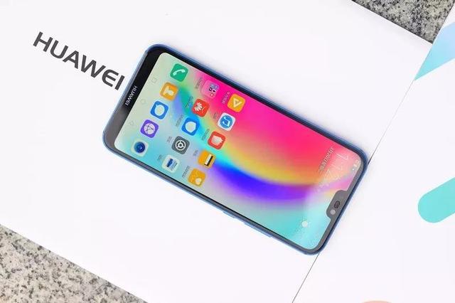 华为新发布的两款手机,价格只差600元,配置却