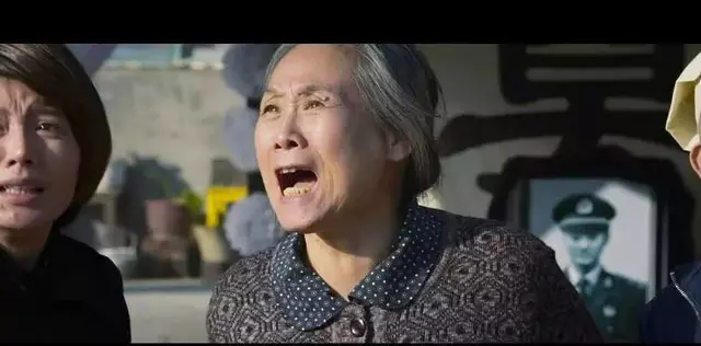 她参演两部电影票房破80亿，儿子为照顾她曾推掉《武林外传》