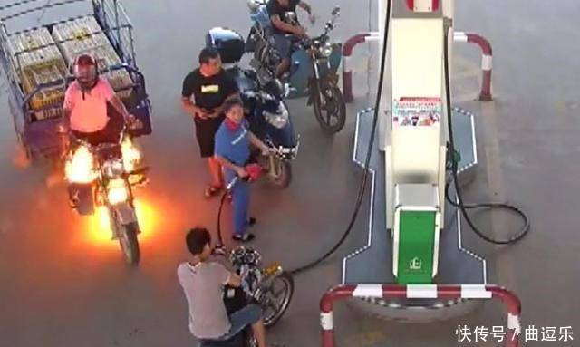 农民工起火时三轮车加油,阿姨淡定设计,旁边小灭火教程模具ug图片