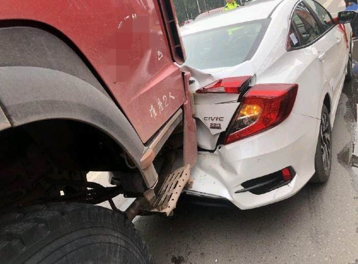 提车本田思域半小时, 遭大货车追尾, 车主: 难以