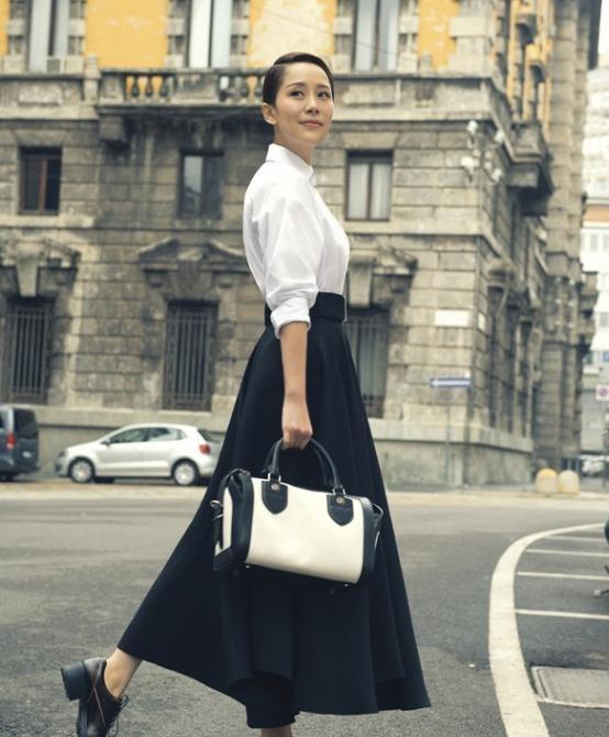 海清出席活动变身职场女强人,条纹西服套装干