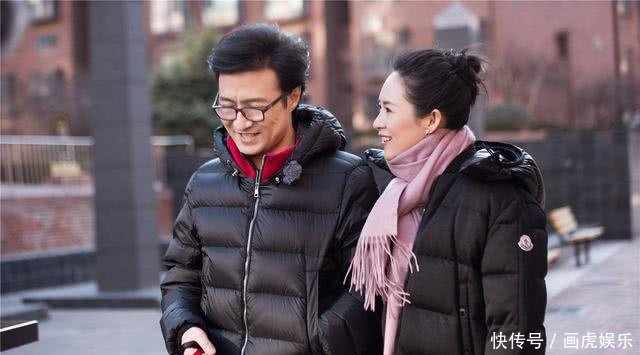 章子怡疑怀二胎消息后首发文,抱着醒宝巧妙遮