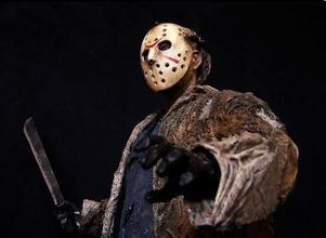 一部科幻电影在太空船一个女人的头被浸到液体