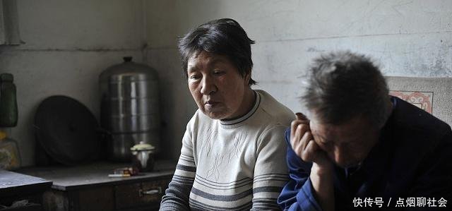 女儿不赡养老人被告上法庭,女儿财产都给儿子