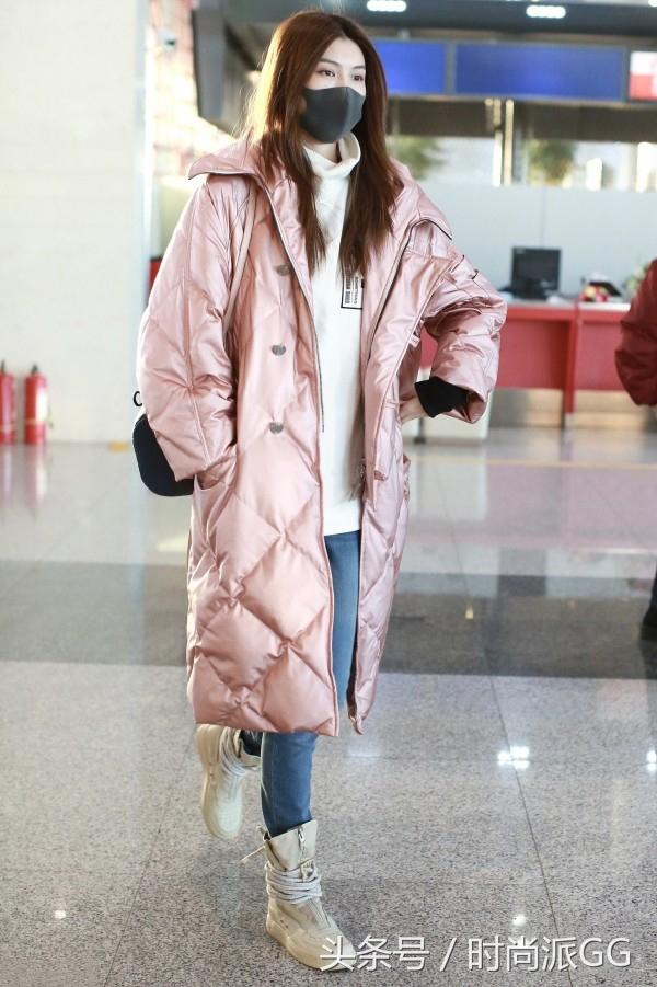 何穗穿粉色羽绒服美哭了!关晓彤也有一件,同框